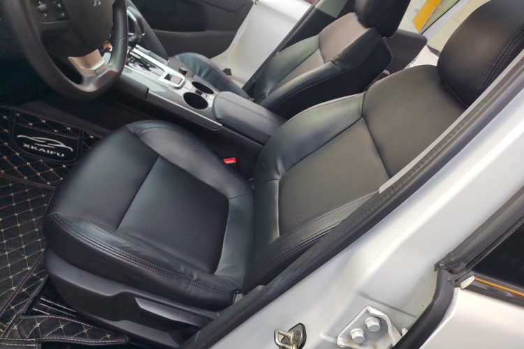 标致3008 2018款 2.0L 自动经典版局部细节19