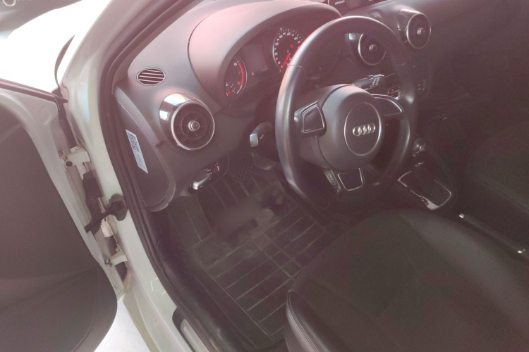 奥迪A1 2016款 30 TFSI Sportback Design风尚版中控内饰7003