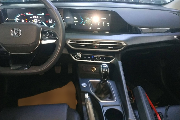 长安 逸动 2022款 PLUS 1.6L GDI 手动豪华型局部细节16