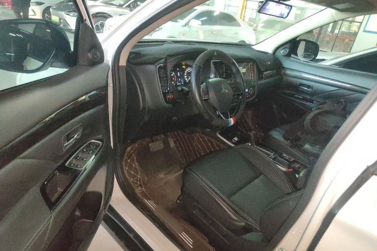 三菱 欧蓝德 2020款 2.0L 两驱畅享版 5座中控内饰7003