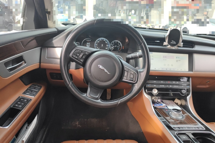 捷豹XF 2016款 XF 2.0T 两驱奢华版中控内饰13