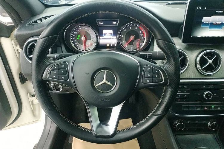 奔驰CLA 2016款 CLA 200 动感型中控内饰13