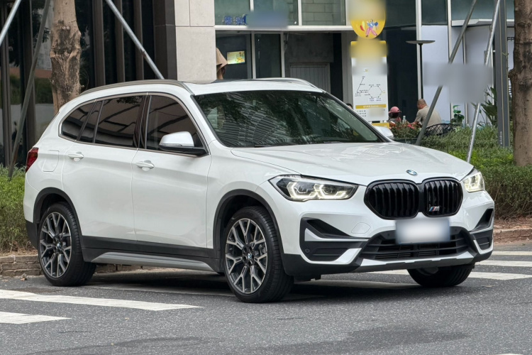 宝马X1 2022款 xDrive25Li 尊享型车身外观3