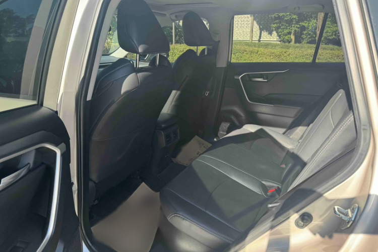 丰田 威兰达 2020款 双擎 2.5L E-CVT两驱豪华版车身外观6011