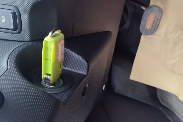 五菱汽车 宏光MINIEV 2022款 轻松款 三元锂中控内饰7004