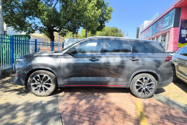 长安欧尚X7 PLUS 2023款 畅享版 1.5T自动尊贵型 7座车身外观4