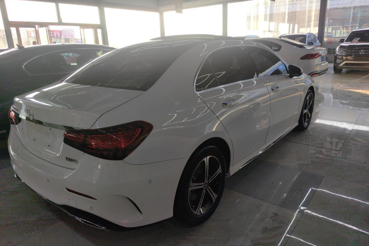 奔驰A级 2024款 改款 A 200 L 时尚型车身外观7