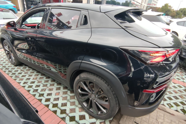 长安UNI-T 2020款 1.5T 尊贵型车身外观4