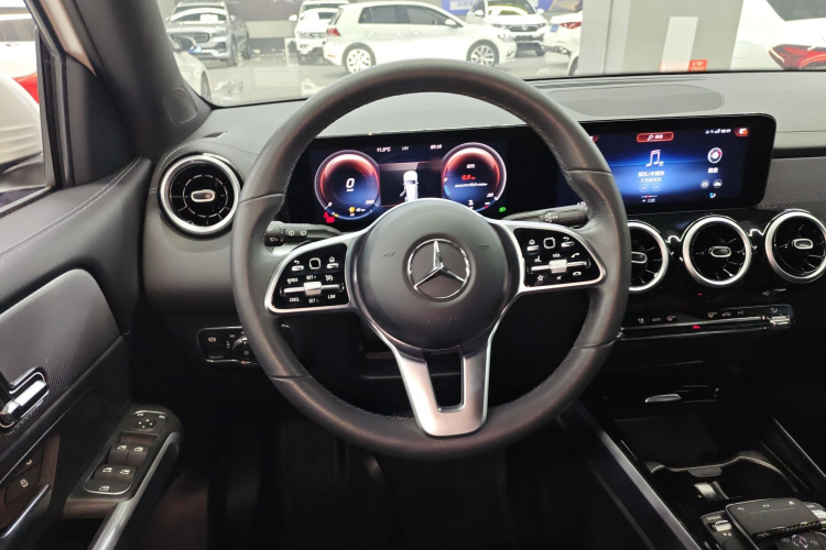 奔驰GLB 2022款 改款二 GLB 200 动感型局部细节13