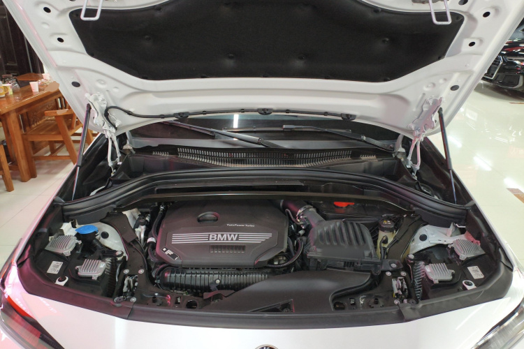 宝马X2 2023款 sDrive25i M运动曜夜版机舱底盘24