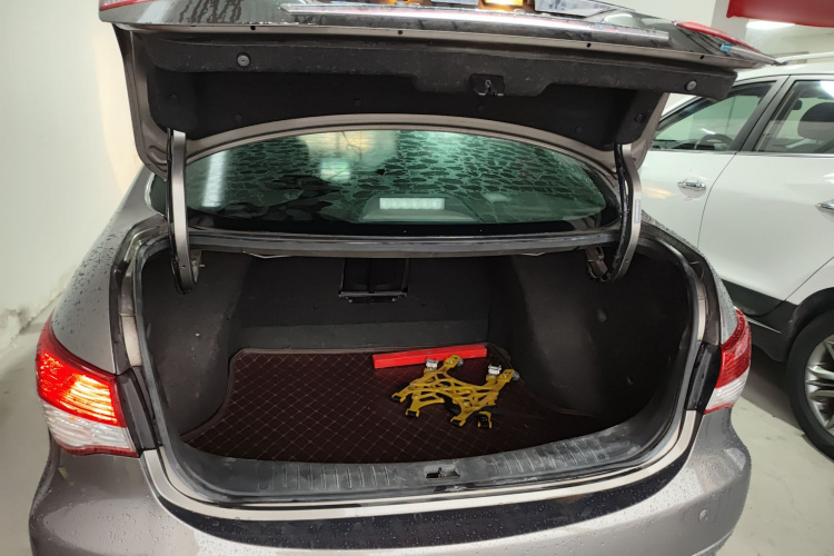 日产 轩逸 2019款 经典 1.6XE+ CVT智联领先版机舱底盘23