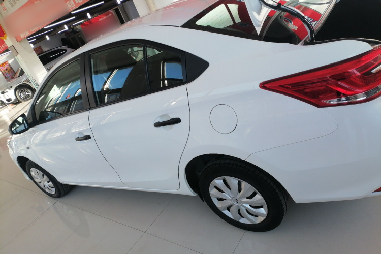 丰田 威驰 2017款 1.3L 手动前行版车身外观4