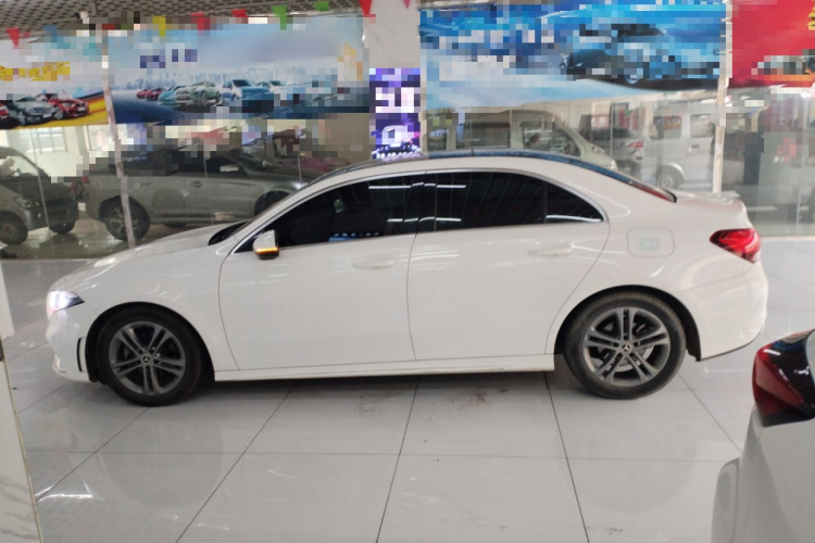 奔驰A级 2022款 A 180 L 运动轿车车身外观4