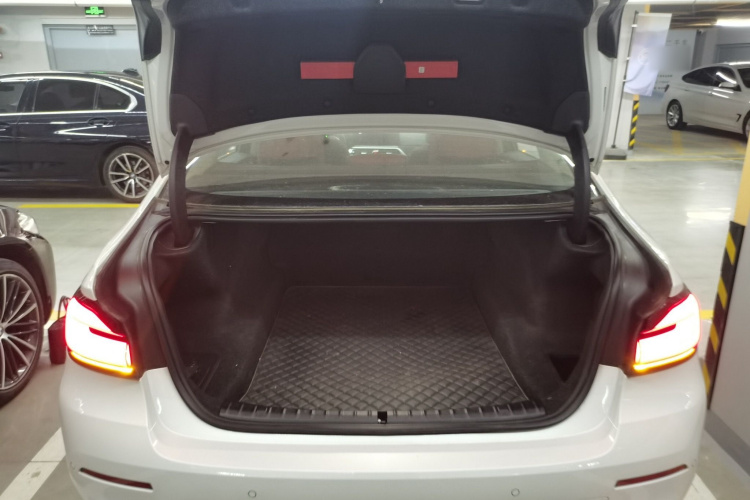 宝马5系 2022款 改款二 525Li 豪华套装机舱底盘23