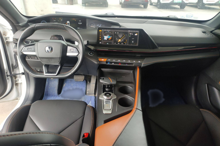 长安UNI-V 2022款 1.5T 尊贵型中控内饰7003