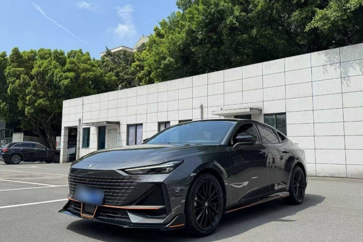 长安UNI-V 2023款 1.5T 运动版车身外观1