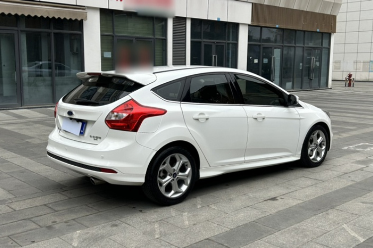 福特 福克斯 2012款 两厢 2.0L 自动豪华运动型车身外观6006