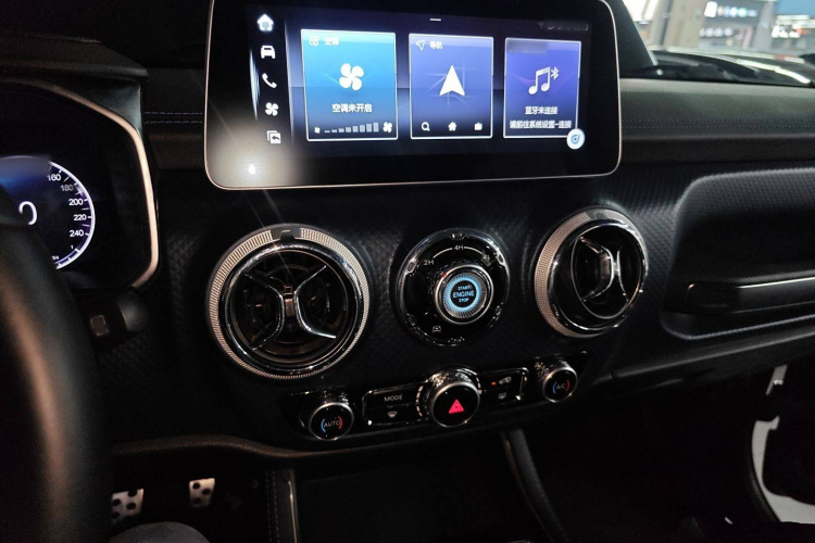 北京BJ40 2023款 2.0D 自动四驱刀锋英雄版侠客型局部细节16