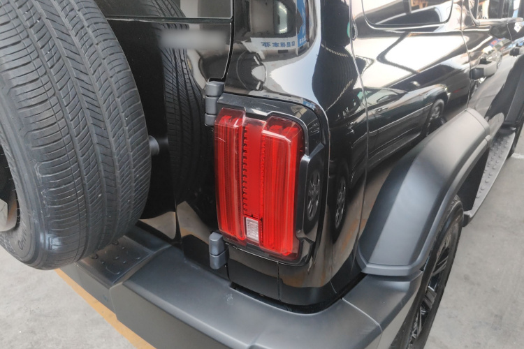 坦克300 2023款 越野版 2.0T 征服者车身外观9