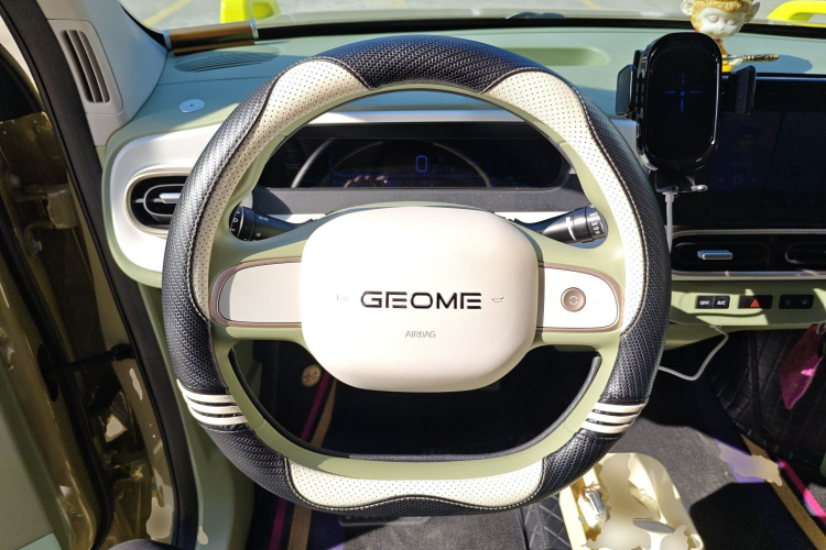 吉利银河 2025款 210km 熊猫骑士中控内饰13