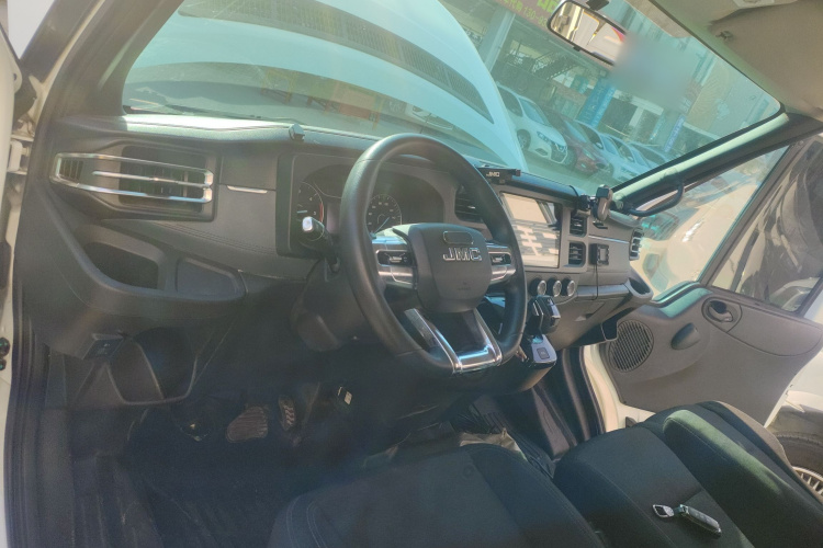 江铃福顺 2023款 2.0T 自动中轴中高顶商运型多功能乘用车7座中控内饰13