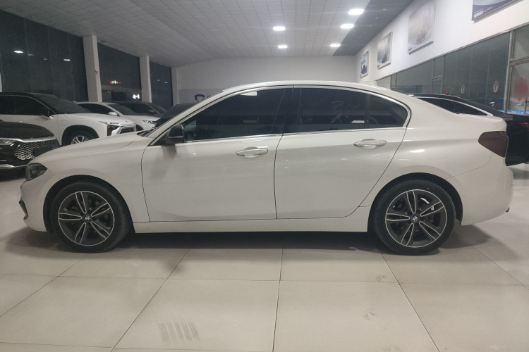 宝马1系 2018款 改款 118i 运动型车身外观4