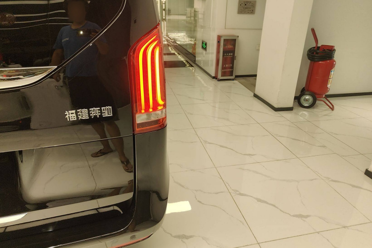 奔驰V级 2021款 V 260 领航版车身外观9