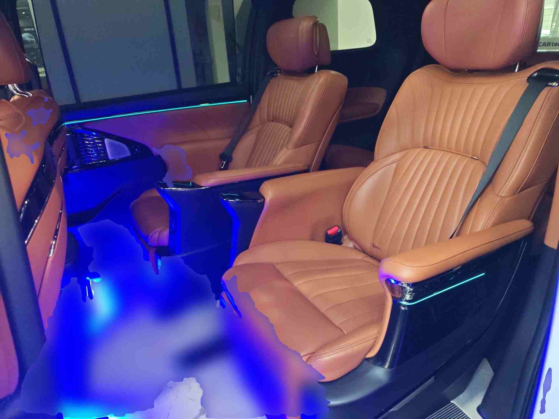 宽敞的第二排航空座椅