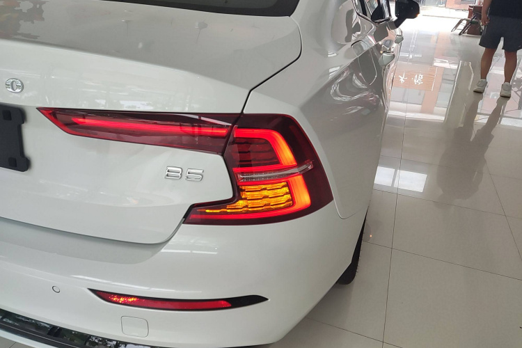 沃尔沃S60 2025款 B5 智雅运动版车身外观9