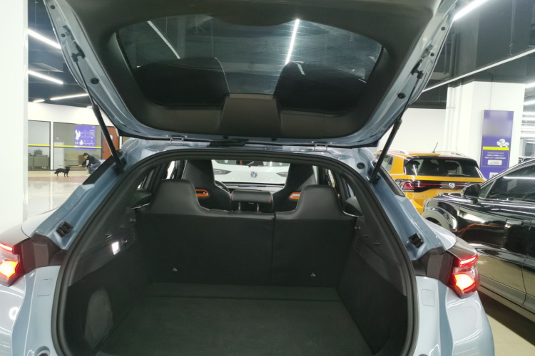 长安UNI-T 2022款 1.5T 运动版 尊贵型机舱底盘23