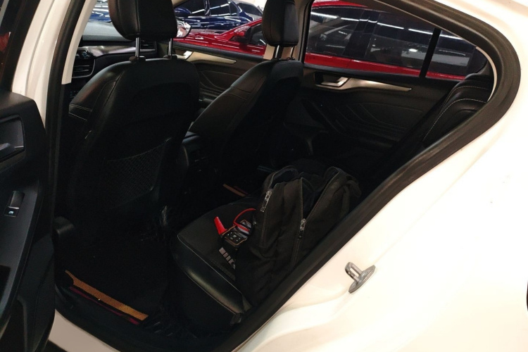 福特 福克斯 2019款 三厢 EcoBoost 180 自动锋潮型中控内饰7004