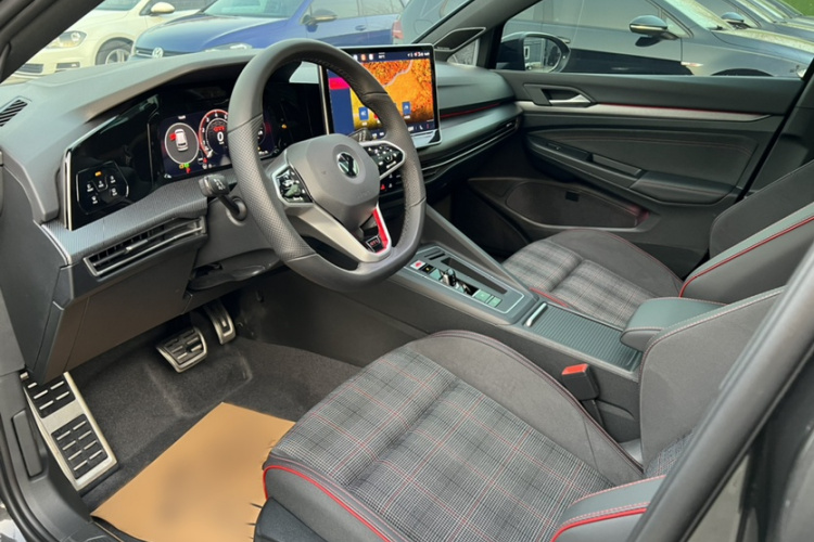 大众 高尔夫GTI 2025款 380TSI DSG GTI中控内饰7002