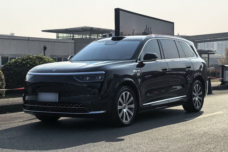 鸿蒙智行 问界M8 2025款 增程 Max+版 53.4kWh 6座版车身外观1