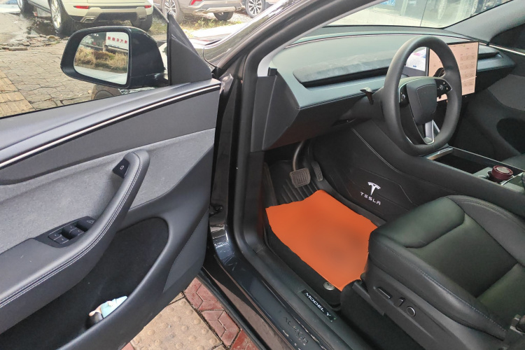 特斯拉 Model Y 2025款 后轮驱动版中控内饰7003