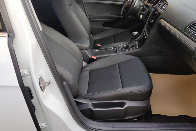 大众 高尔夫 2020款 200TSI DSG舒适进取版局部细节41