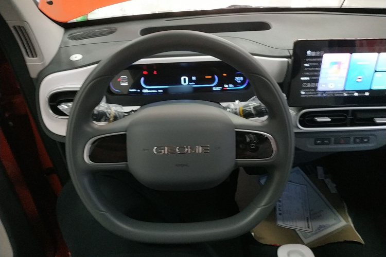 吉利银河 2025款 210km 熊猫骑士中控内饰13