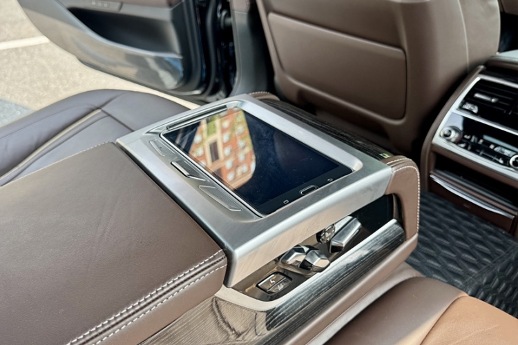 宝马7系 2021款 730Li M运动套装中控内饰7010