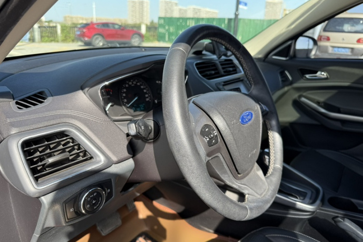 福特 福睿斯 2015款 1.5L 自动时尚型中控内饰7003