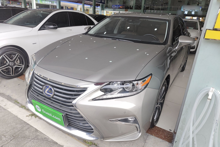 雷克萨斯ES 2017款 300h Mark Levinson舒适版车身外观1