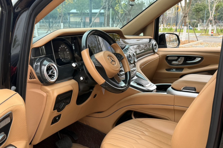 奔驰 威霆 2023款 2.0T 商务版 7座中控内饰7001