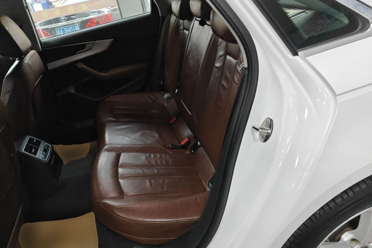 奥迪A4L 2017款 40 TFSI 时尚型中控内饰21