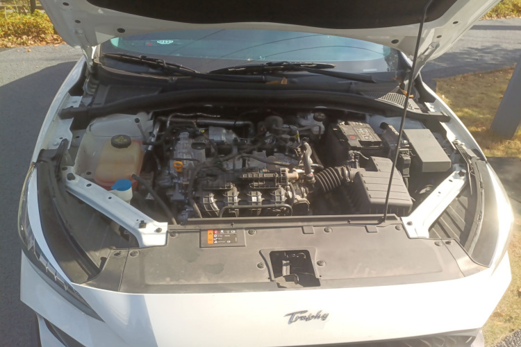 名爵 MG5 2023款 180DVVT CVT风尚版机舱底盘24