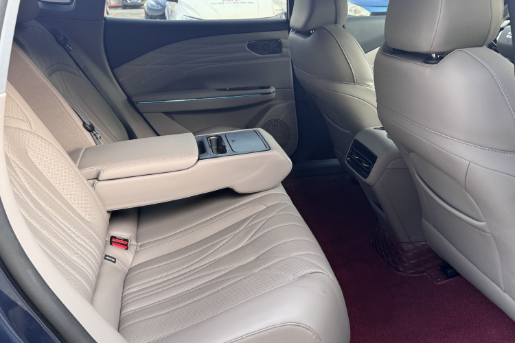 吉利银河 银河星耀8 2025款 130km EM-i 尊贵版中控内饰7013