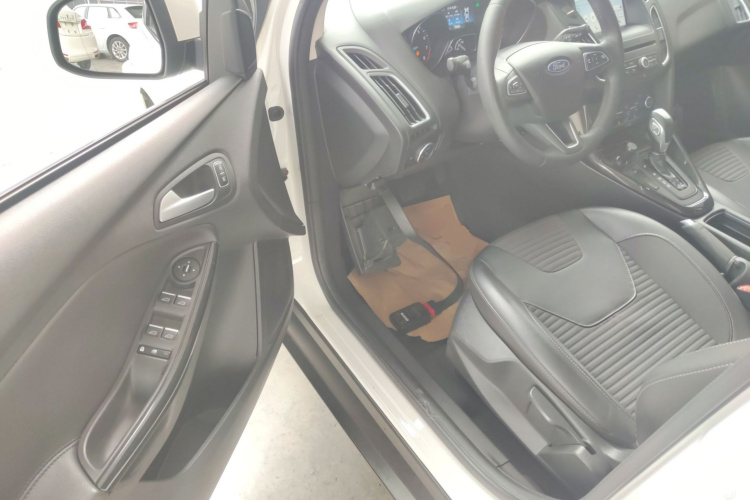 福特 福克斯 2018款 两厢经典 EcoBoost 180 自动精英型中控内饰7003