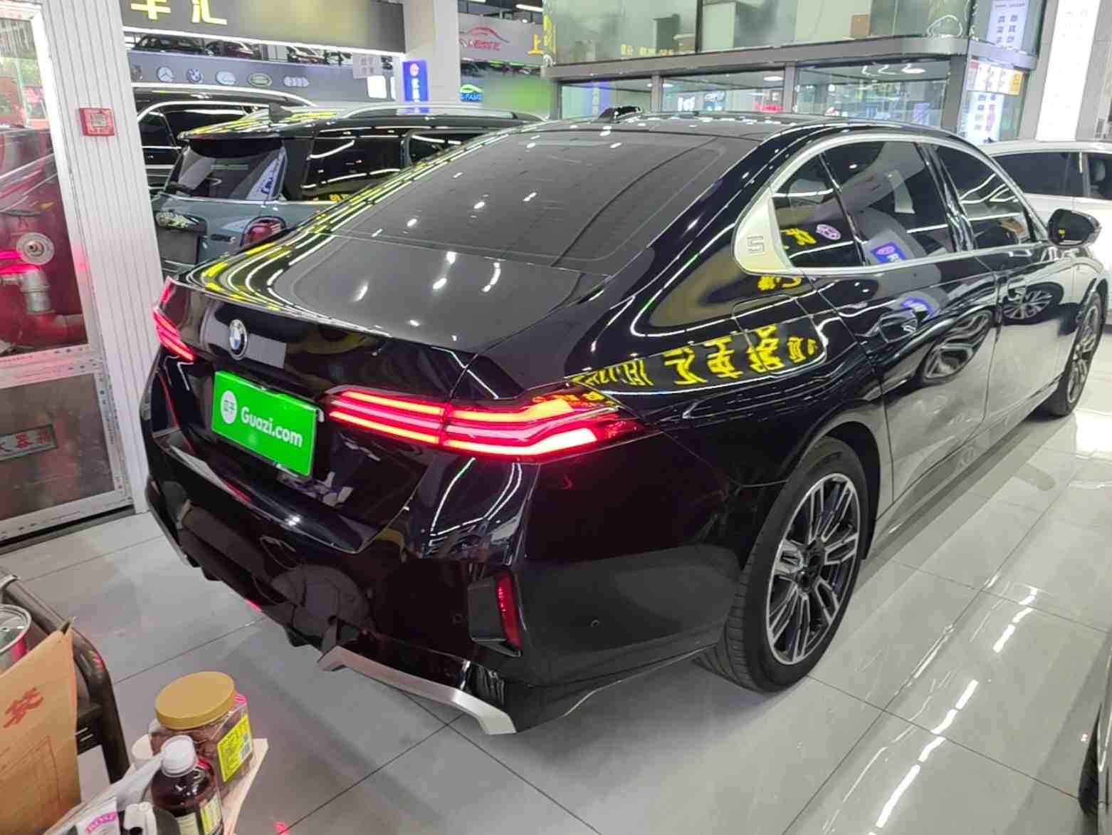 车辆右后45度外观展示