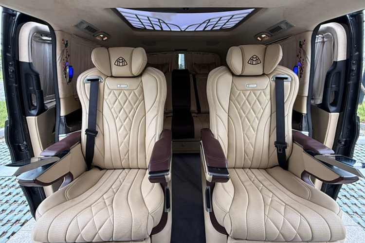 奔驰V级 2018款 V 260 L 尊贵加长版 国VI中控内饰7004