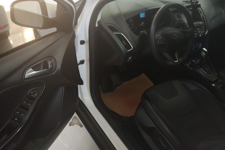 福特 福克斯 2018款 三厢经典 1.6L 自动风尚型智行版中控内饰20