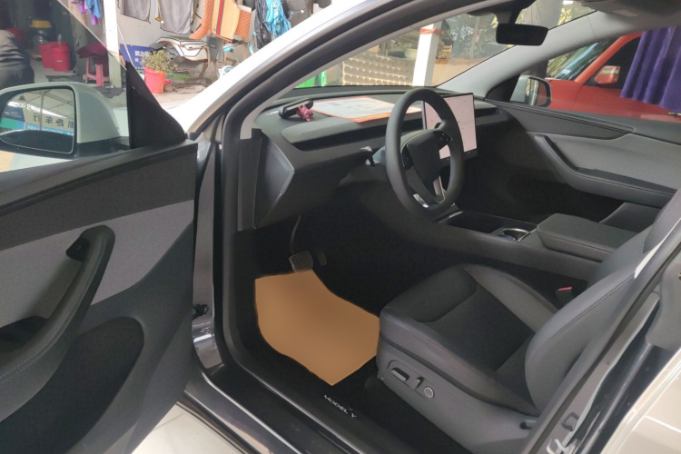 特斯拉 Model Y 2025款 后轮驱动版中控内饰7003