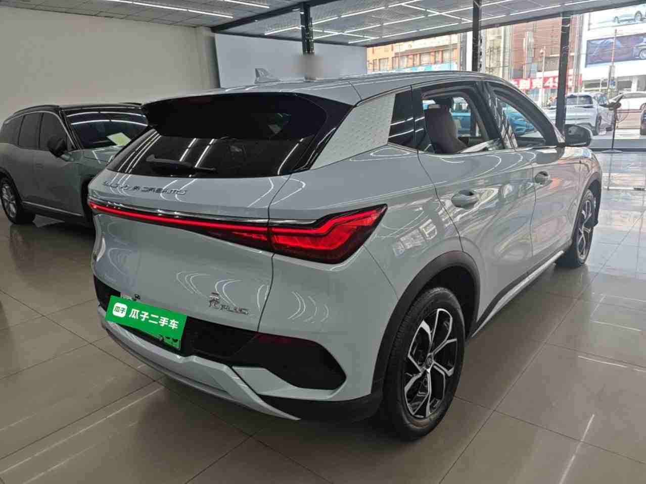 车辆右后45度外观展示