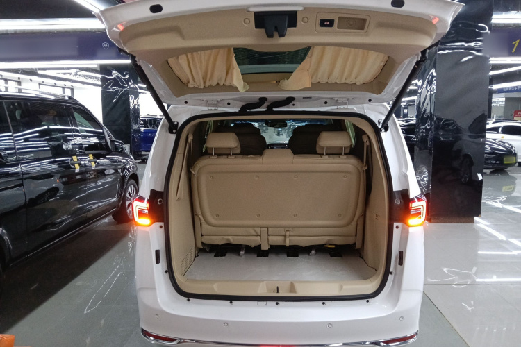 别克GL8 2023款 改款 陆上公务舱 豪华型机舱底盘23